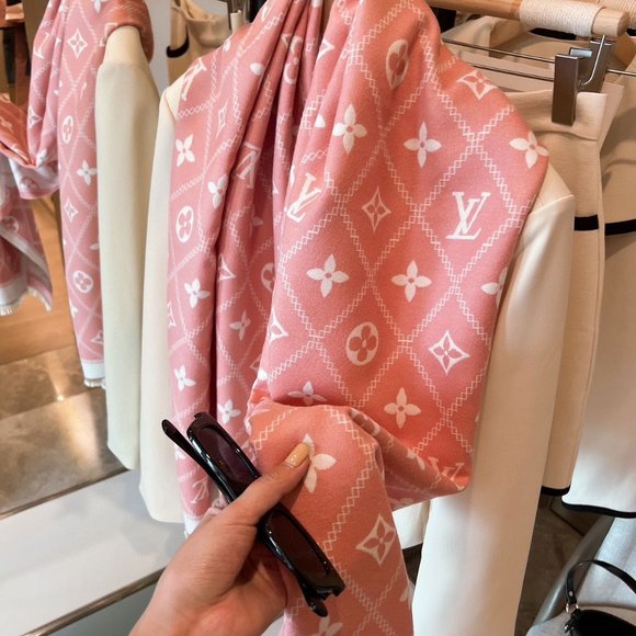 ๐โจAUTHENTICโจ๐Louis Vuitton scarf - Picture 3 of 3